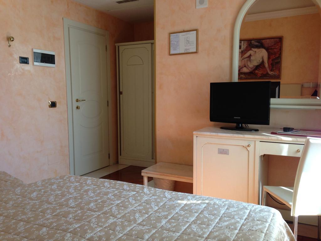 Hotel Vienna Ostenda E Ristorante Il Danubio Rimini Zewnętrze zdjęcie